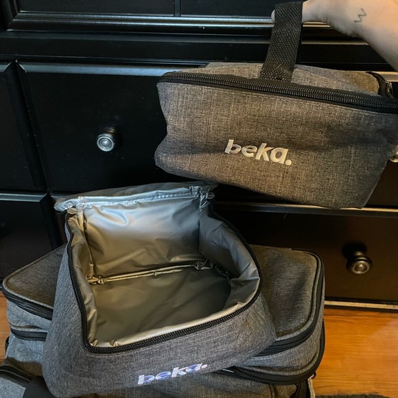 Beka DOG Travel Bag comes with foldable water/food containers! Brand new! - Picture 7 of 8